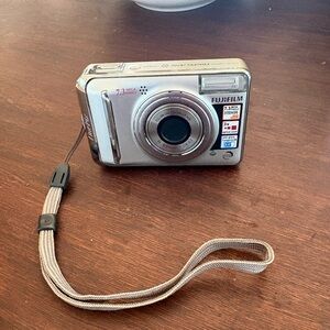 Fujifilm Finepix A700 Series 7.3MP Silver Compact Digital Camera w/ Wrist Strap